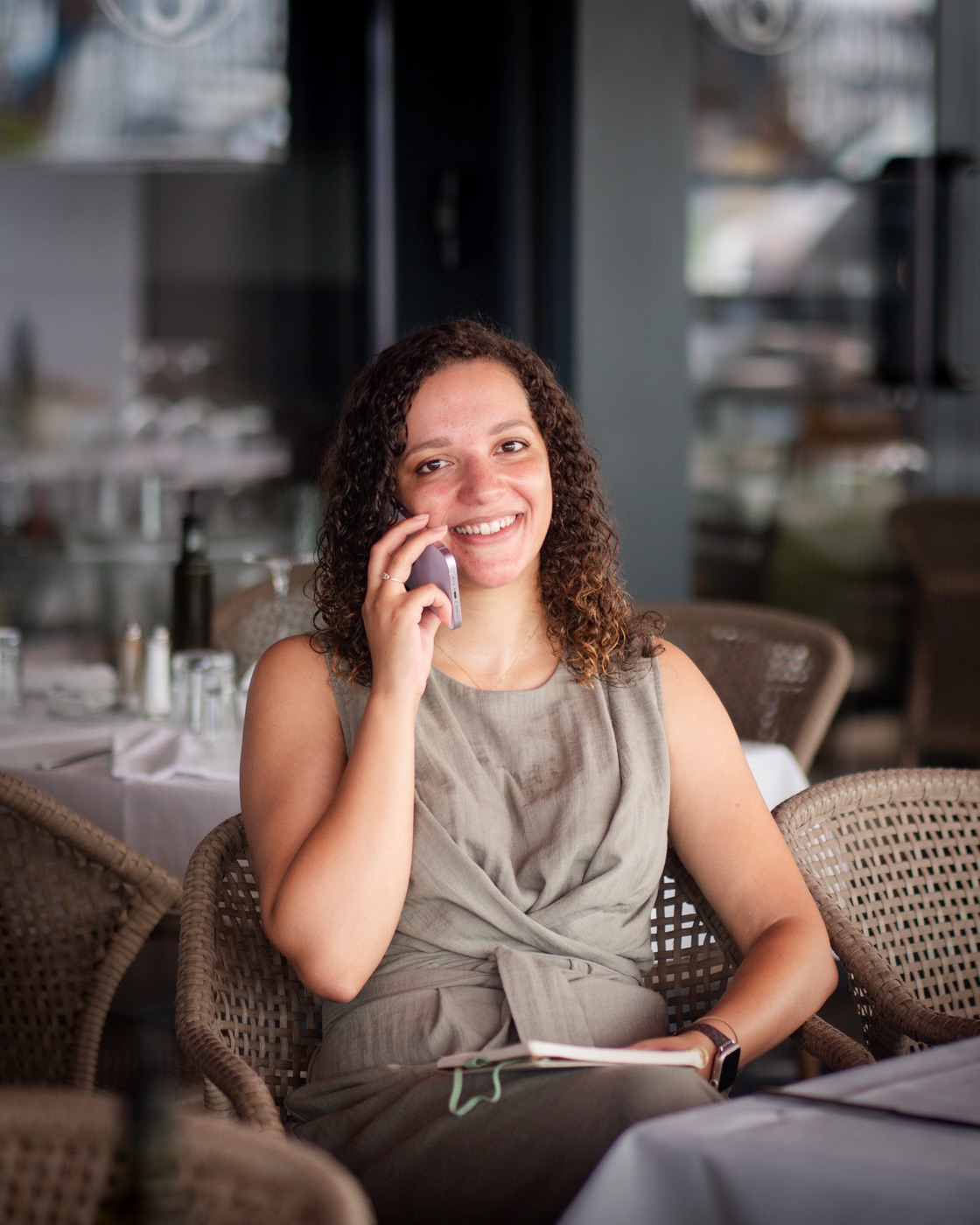Aude-Lise Houdin, fondatrice de LIVIEIRA, souriante au téléphone.